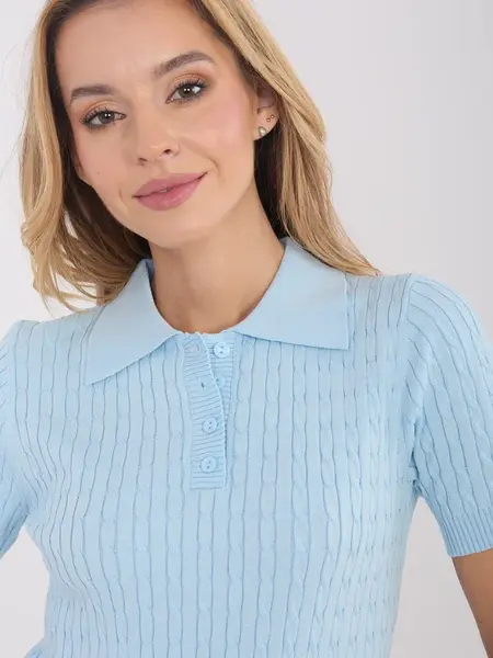 Světle modrý svetr s krátkým rukávem