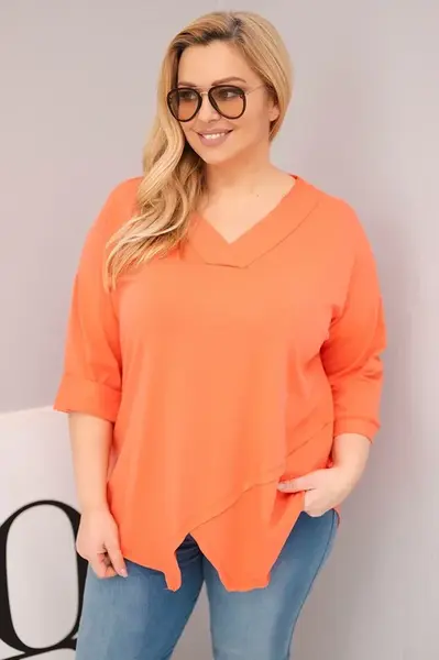 Plus size dámska blúzka s V-výstrihom