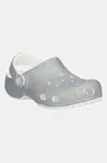 Pantofle Crocs CLASSIC IRIDESCENT GLITTER CLOG KIDS stříbrná barva, 210986