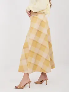 Žltá zamatová sukňa s opaskom