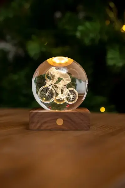 Bezdrátová stolní LED lampa Gingko Design Amber Crystal Light 9,5 x 8 cm