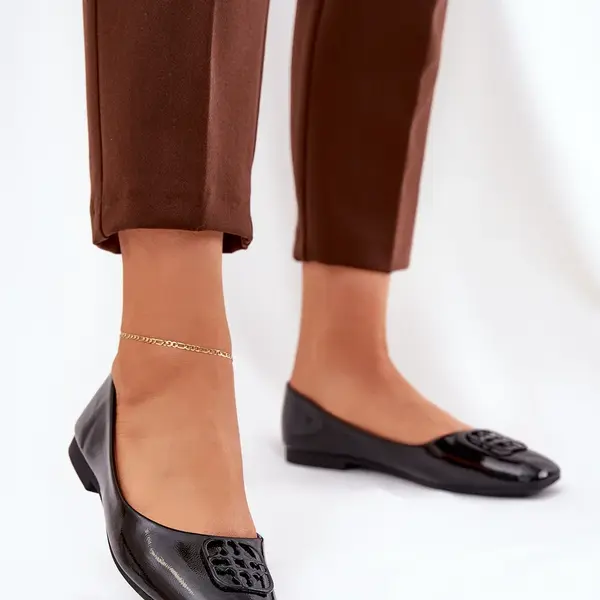 Lakovane Elegantné Dámske Baleríny S Dekoratívnym Detailom Čierne Vinceza 17377