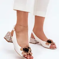 Kožené dámske sandále na klíne s ozdobným kvetom Laura Messi 2973 biele