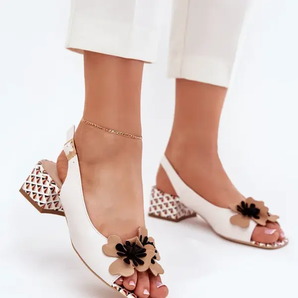 Kožené dámske sandále na klíne s ozdobným kvetom Laura Messi 2973 biele