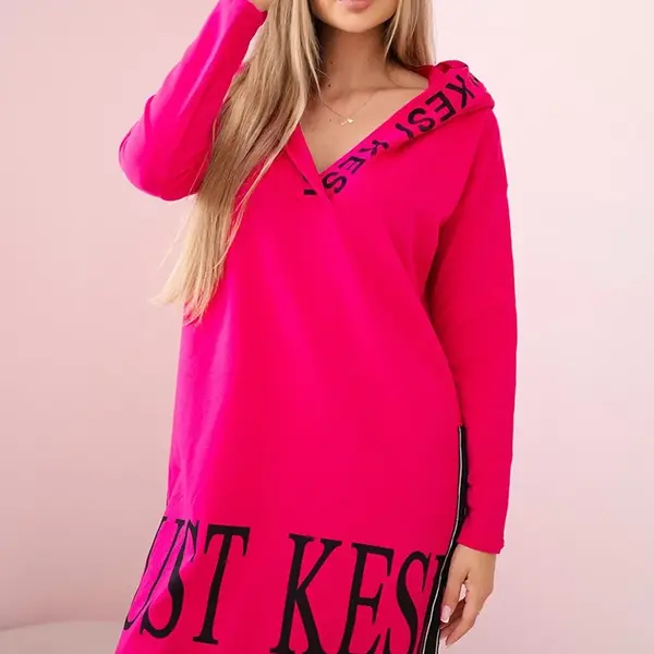 Šaty s kapucí a fuchsiovým potiskem