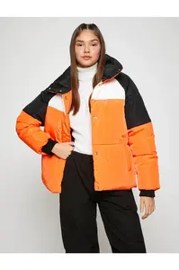 Koton krátky nafúknutý kabát stojaci golier, vrecko detailné a rebrované.