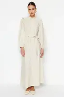 Trendyol krémové šaty s páskem, krajkovým a volánovým detailem, z lněné směsi