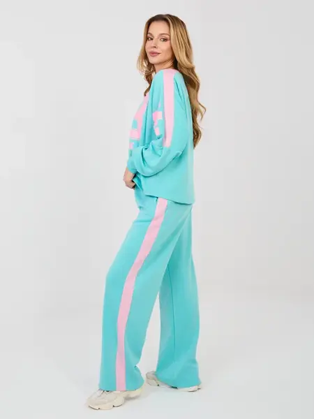 Tyrkysový komplet s kontrastním nápisem