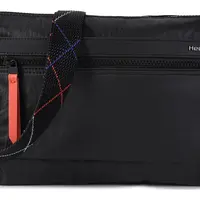 Sportovní crossbody kabelka Hedgren Eye M Creased Black/Coral