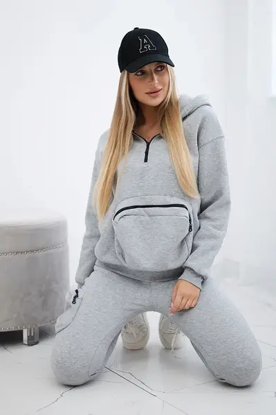 Insulated set with decorative pocket in gray color