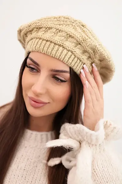 Dámská zimní vlněná čepice s volným střihem K378 béžová