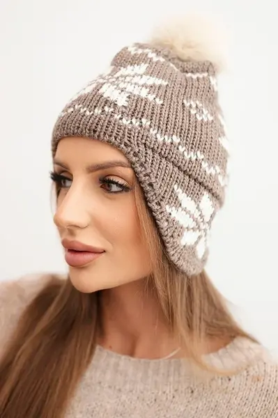 Dámská zimní čepice se vzorem vloček a bambulí