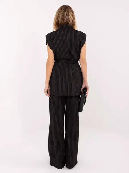 Černý pruhovaný komplet s vestou