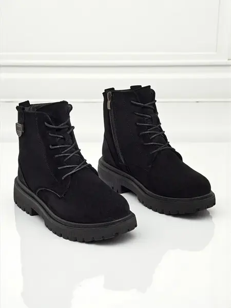 Čierne členkové workery