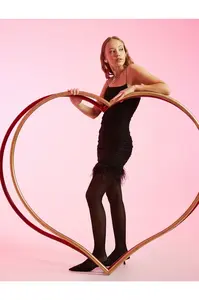 Koton Mini večerné šaty bez ramienok s trblietavými prehodenými strapcami detailné