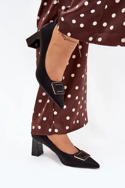 Boto Lodičky na podpatku s ozdobnou sponou černé Seriva