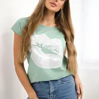Halenka s tmavě mátovým potiskem rtů