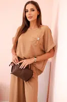 Kesi Włoski Dámský komplet z viskózy s ozdobným květem a širokými kalhotami - camel
