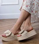 Gemre Beige platform flip-flops with a bow Ados