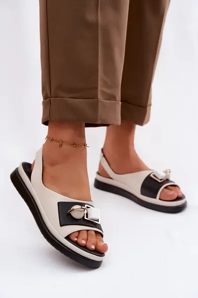 Kožené dámské sandály s dekorací