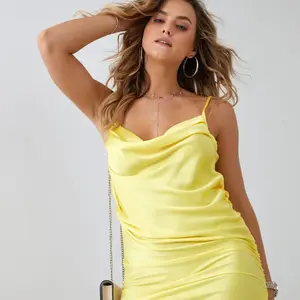 Žluté vypasované šaty s volánky