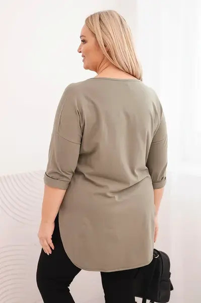 Plus size blúzka s V-výstrihom a vyhrnutými rukávmi