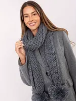 Šedá šála s bambulkami