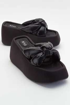 LuviShoes Regno dámské černé pantofle na klínku
