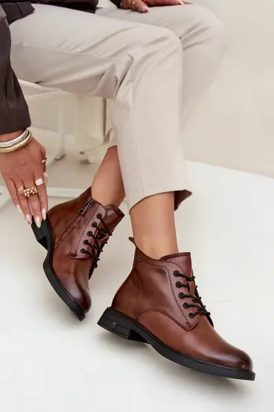 Izolované kožené dámske členkové topánky na nízkom podpätku Vinceza