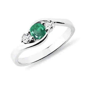 Prsten se smaragdem a diamanty v bílém 14k zlatě KLENOTA