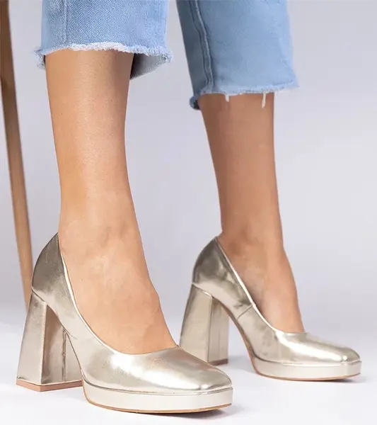 Gemre Gold pumps on a chunky heel with a square toe Irenois