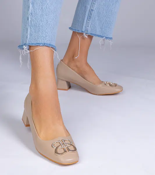 Gemre Brown low heel pumps with rhinestones Cahes