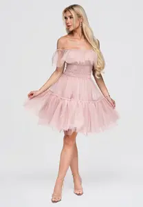 Mini šaty s volánem na ramenou