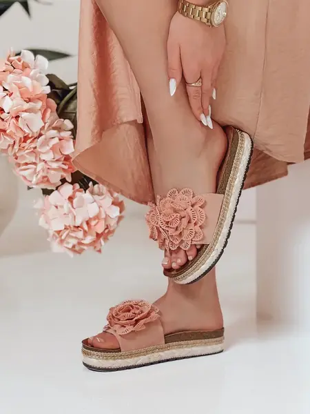 Dámské pantofle s květinovou aplikací