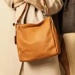 Dámská kožená kabelka přes rameno Burkely Santea - koňak