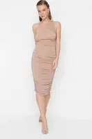 Trendyol práškový vypasovaný pletené lesklé večerné šaty