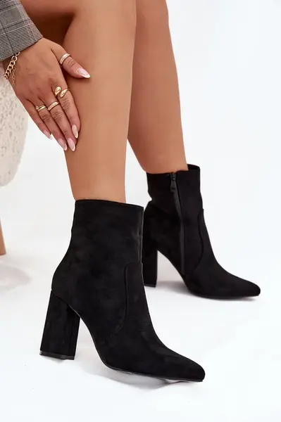 Boto Izolované dámske topánky na podpätku z eko semišu čierne Pralina