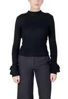 Černý svetr s dlouhými rukávy