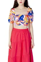 Barevný crop top s krátkými rukávy