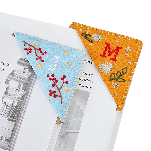 2Pcs 2 Colors Flower Pattern Felt Embroidery Bookmarks