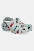 Pantofle Crocs CLASSIC RACE CARS GRAPHIC CLOG KIDS šedá barva, 210992