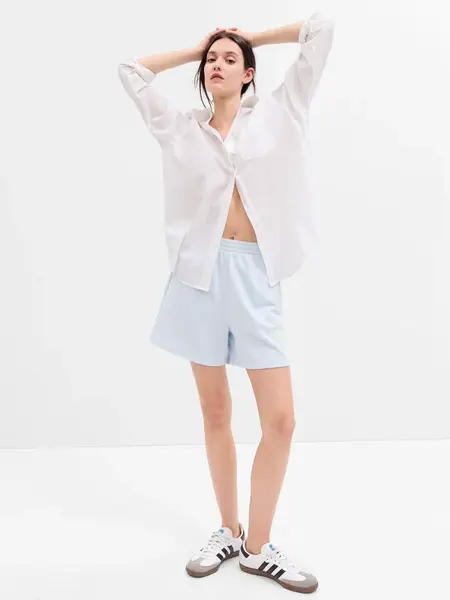 Svetlomodré teplákové kraťasy s logom GAP