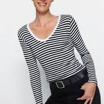 Trendyol čierna pruhovaná rebrovaná blúzka s výstrihom do V, priliehavá/jednoduchá, s dlhým rukávom, krátka, pružná, pletená.