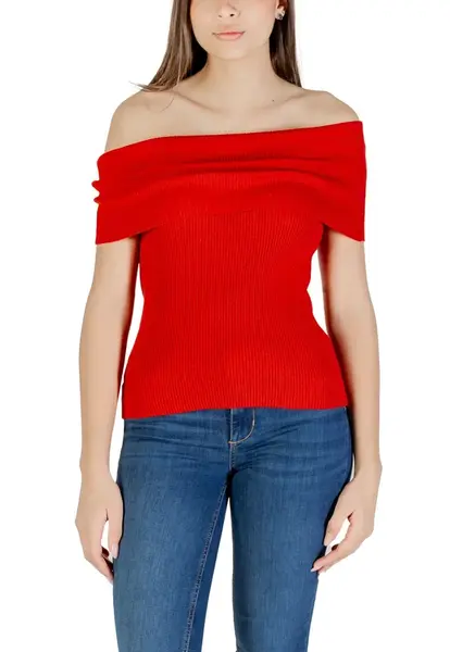 Červený top s lodičkovým výstřihem
