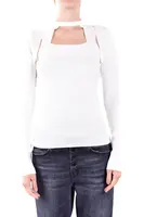 Bílý svetr s hranatým výstřihem