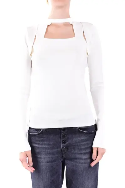 Bílý svetr s hranatým výstřihem