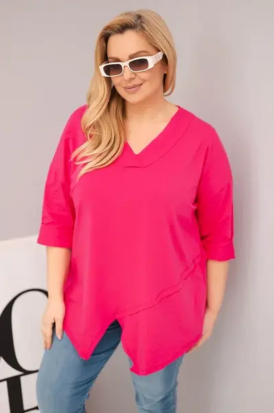 Plus size blúzka s V-výstrihom a asymetrickým lemom