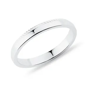 Dámský snubní prsten s jemným vzorem v bílém zlatě KLENOTA