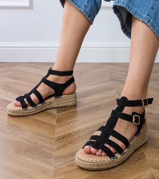 Gemre Black espadrille sandals on a low platform Amur
