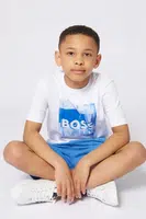 Dětské bavlněné tričko BOSS bílá barva, s potiskem, J52044